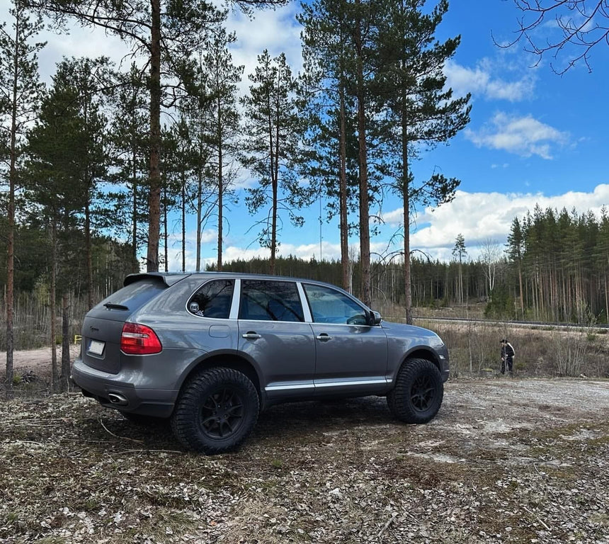 Cayenne S 957 with akioverland 2.5 inch air suspension lift kit in finland