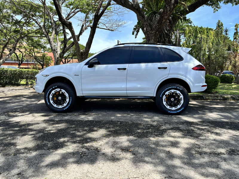 Akioverland White Cayenne 958 offroad build 