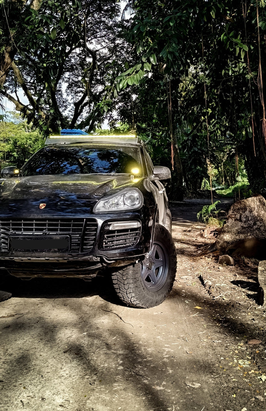 Akioverland Porsche Cayenne 957 turbo with ditch lights and led lightbar on roof rack